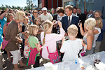 Huutjärven koulukeskukseen oli kyläkahveille kokoontunut satoja kuntalaisia tervehtimään vieraita. Copyright © Tasavallan presidentin kanslia