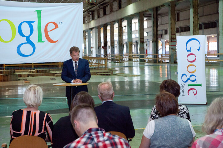 ”Googlen esimerkki osoittaa, että Suomi on houkutteleva yritysympäristö maailman johtavalle Internet-palveluiden tuottajalle”, presidentti Niinistö sanoi Googlen Haminan palvelinkeskuksessa torstaina 2. elokuuta 2012. Google julkisti presidentin vierailun yhteydessä investoivansa 150 miljoonaa euroa palvelinkeskuksensa laajentamiseen. Copyright © Tasavallan presidentin kanslia