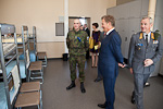 Presidentti Niinistö tutustuu Reserviupseerikoulun tiloihin. Copyright © Tasavallan presidentin kanslia