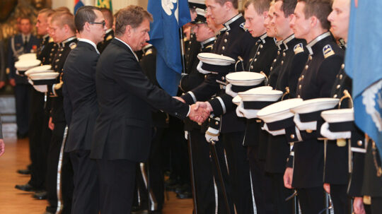 Tasavallan presidentti Sauli Niinistö ylensi valmistuvat kadetit luutnanteiksi Presidentinlinnassa torstaina 30. elokuuta 2012. Copyright © Tasavallan presidentin kanslia
