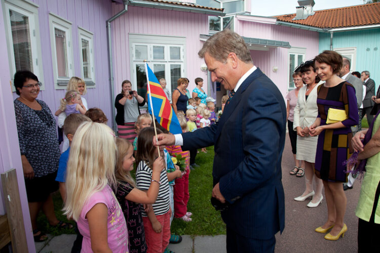  Den första anhalten under Ålandsbesöket var Klaralunds daghem i Näfsby. Copyright © Republikens presidents kansli