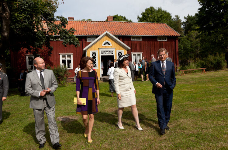  President Sauli Niinistö och fru Jenni Haukio tillsammans med talmannen för Ålands lagting Britt Lundberg (andra till höger) och Ralf Lundberg på Skarpnåtö hembygdsmuseum. Bland annat den av Åke Lindman regisserade tv-serien Stormskärs Maja har filmats i museet. Copyright © Republikens presidents kansli