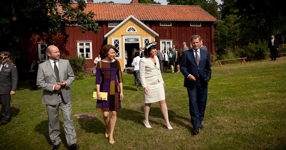 President Sauli Niinistö och fru Jenni Haukio tillsammans med talmannen för Ålands lagting Britt Lundberg (andra till höger) och Ralf Lundberg på Skarpnåtö hembygdsmuseum. Bland annat den av Åke Lindman regisserade tv-serien Stormskärs Maja har filmats i museet.