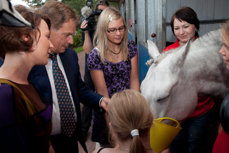  Hästarna får vatten vid stallet. Copyright © Republikens presidents kansli