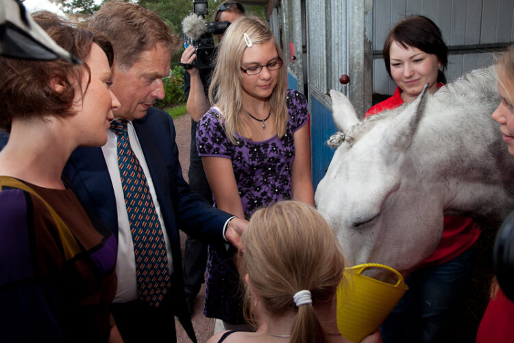  Vuorossa hevosten juottaminen talleilla. Copyright © Tasavallan presidentin kanslia 