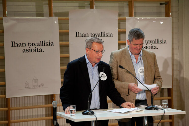  Ihan tavallisia asioita –hankkeen koordinaattori, oikeustieteen tohtori Sakari Huovinen. Taustalla työryhmätyöskentelyn ohjaaja Marko Kulmala. Copyright © Tasavallan presidentin kanslia 