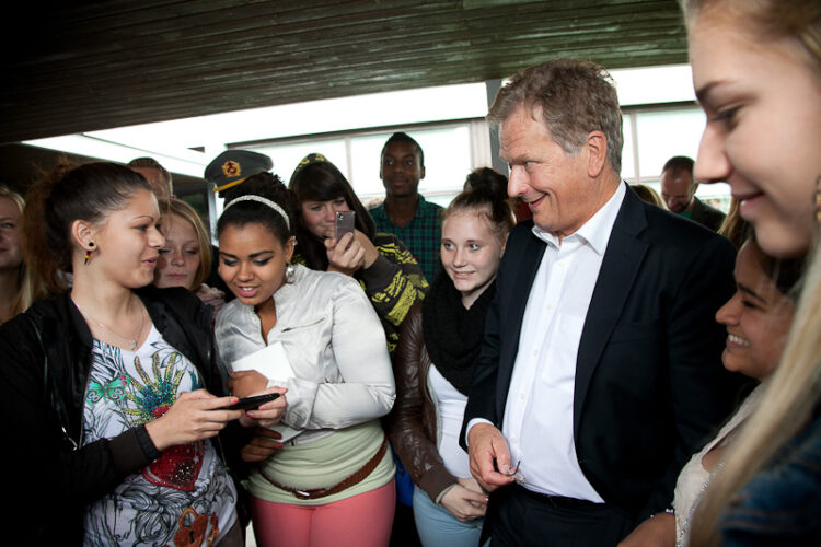  Presidentti kaverikuvassa Jakomäen koulun oppilaiden kanssa. Copyright © Tasavallan presidentin kanslia            