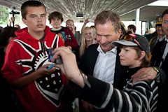 The President having his picture taken with pupils at Jakomäki School. Copyright © Office of the President of the Republic of Finland