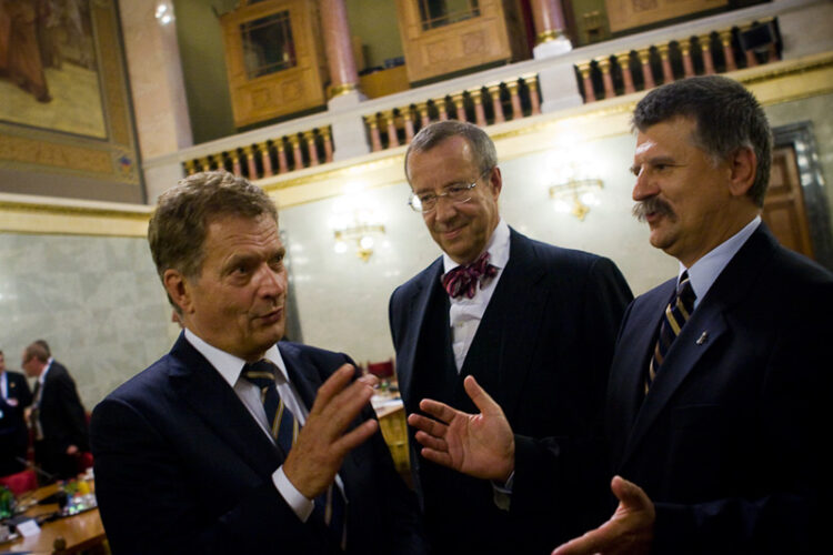             Presidentti Niinistö, presidentti Ilves ja puhemies Kövér. Kuva: Maiju Saari