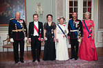 Valtiovierailun juhlapäivällinen Oslossa 10. lokakuuta 2012: Norjan kuningas Harald V, tasavallan presidentti Sauli Niinistö, puoliso Jenni Haukio, kuningatar Sonja, kruununprinssi Haakon ja prinsessa Mette-Marit. Copyright © Tasavallan presidentin kanslia