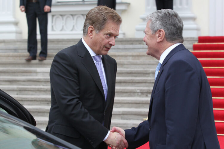  Saksan liittopresidentti Joachim Gauck vastaanottaa tasavallan presidentti Sauli Niinistön viralliselle vierailulle Saksaan. Copyright © Tasavallan presidentin kanslia 