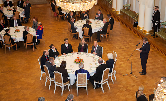 President Niinistö talar på lunchen som arrangerats i Rikssalen på Presidentens slott med anledning av Nordiska rådets 64:e session. Copyright © Republikens presidents kansli