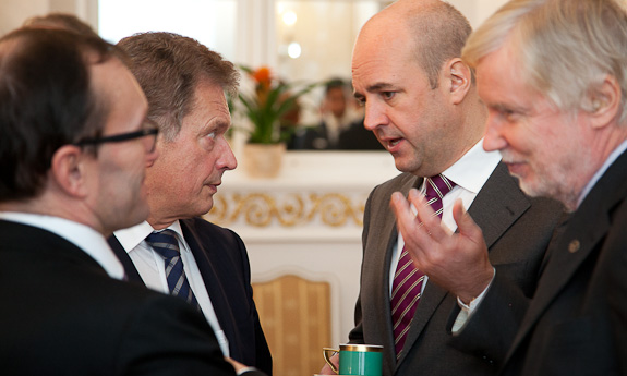 Norges utrikesminister Espen Barth Eide (till vänster), republikens president Sauli Niinistö, Sveriges statsminister Fredrik Reinfeldt och utrikesminister Erkki Tuomioja samtalar under arbetslunchen på Presidentens slott. Copyright © Republikens presidents kansli