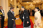  Myös diplomaatit saapuvat kättelyyn Esplanadin puolelta, vuorossa Japanin uusi suurlähettiläs Kenji Shinoda puolisoineen. Copyright © Tasavallan presidentin kanslia 