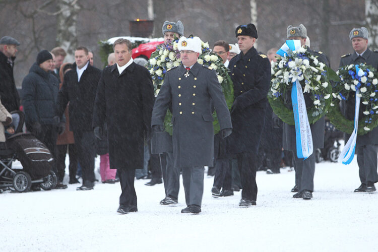  Itsenäisyyspäivän aamuna tasavallan presidentti Sauli Niinistö laski seppeleen Hietaniemen hautausmaan Sankariristille. Copyright © Tasavallan presidentin kanslia 