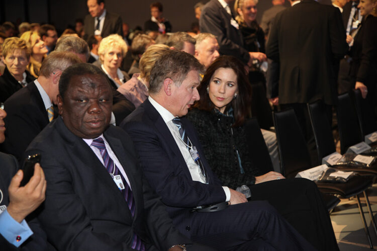 
            Presidentti Niinistö keskustelee Tanskan kruununprinsessa Maryn kanssa Maailman talousfoorumissa. Copyright © Tasavallan presidentin kanslia 