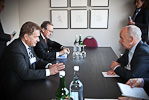             Kahdenvälisessä tapaamisessa Sveitsin liittopresidentin Ueli Maurerin kanssa. Copyright © Tasavallan presidentin kanslia 