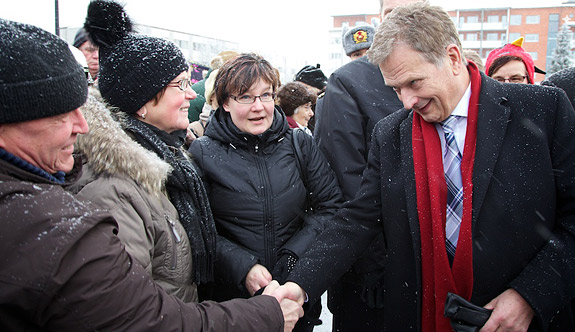 Vid lunchtid gjorde presidenten en avstickare till Villmanstrands torg för att träffa medborgarna. Copyright © Republikens presidents kansli