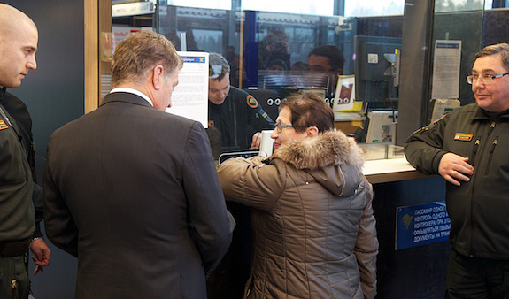 Vid Nuijamaa gränsövergångsställe samtalade president Niinistö med en rysk dam i passkontrollen. Chefen för gränsbevakningsväsendet generallöjtnant Jaakko Kaukanen (t.h.) följer med samtalet. Copyright © Republikens presidents kansli