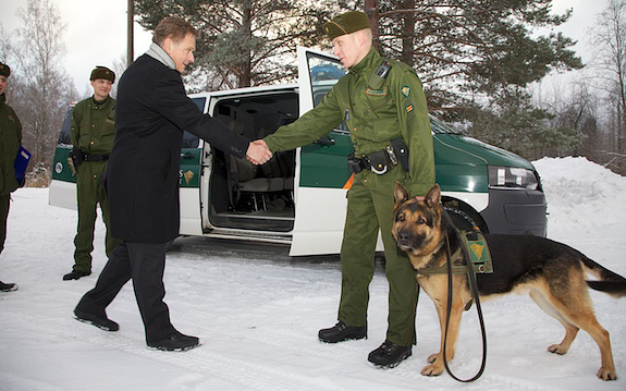 Vid riksgränsen visade man för presidenten hur terränggränsen övervakas i praktiken. Copyright © Republikens presidents kansli