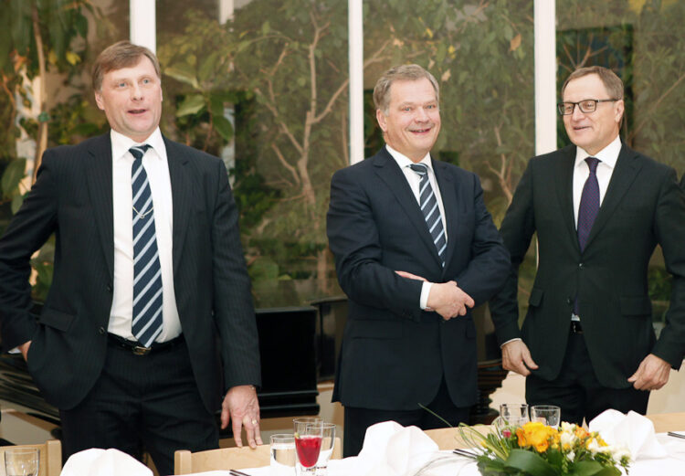  President Niinistö med jord- och skogsbruksminister Jari Koskinen och ambassador Hannu Himanen. Bild: Lehtikuv 