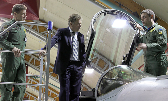 President Sauli Niinistö bekantade sig med ett Hornet-jaktplan i Rovaniemi. Kommendören för Lapplands flygflottilj, överste Harri Leppälaakso (till vänster) och löjtnant Antti Kuusama instruerar presidenten. Bild: Lehtikuva