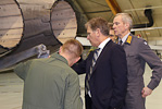  Presidentti Niinistö tutustuu Hornet-hävittäjiin. Kuva: Lapin Lennosto 