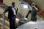  Presidentti Niinistö tutustuu Hornet-hävittäjiin. Kuva: Lehtikuva 