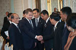  Ennen keskusteluja presidentit kättelivät molempien maiden delegaatiot. Copyright © Tasavallan presidentin kanslia 