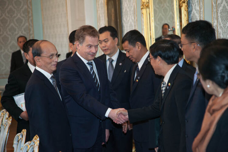  Ennen keskusteluja presidentit kättelivät molempien maiden delegaatiot. Copyright © Tasavallan presidentin kanslia 