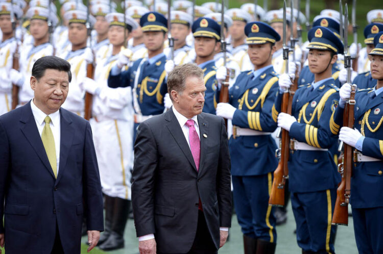  Presidentti Niinistö tarkastaa kunniakomppanian. Kuva: Lehtikuva 