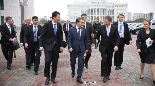  Presidentti Niinistö keskustelee Kazakstanin parlamentin ylähuoneen (Senat) puhemiehen Kairat Mamin kanssa Astanassa 17. huhtikuuta 2013. Copyright © Tasavallan presidentin kanslia 