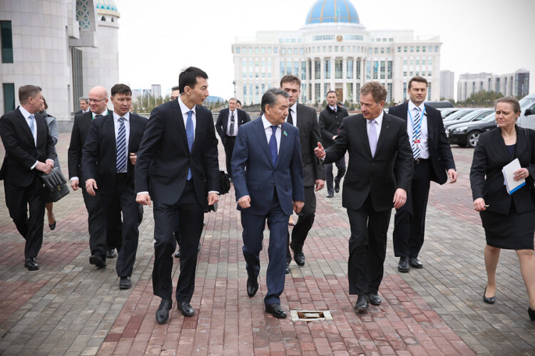  Presidentti Niinistö keskustelee Kazakstanin parlamentin ylähuoneen (Senat) puhemiehen Kairat Mamin kanssa Astanassa 17. huhtikuuta 2013. Copyright © Tasavallan presidentin kanslia 