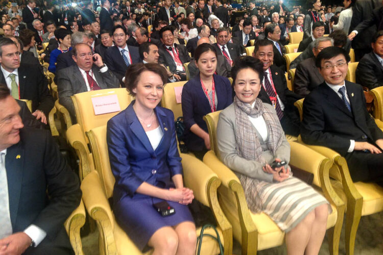  Puoliso Jenni Haukio ja Kiinan presidentin puoliso Peng Liyuan Boaon talousfoorumissa. Copyright © Tasavallan presidentin kanslia 