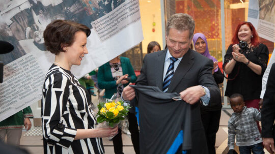  Presidenttipari sai lahjaksi urheilulliset paidat ja paikallista suklaata. Copyright © Tasavallan presidentin kanslia 