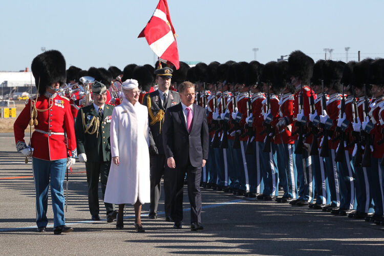  Viralliset vastaanottoseremoniat Kastrupin lentokentällä: presidentti Niinistö tarkastaa kunniakomppanian. Copyright © Tasavallan presidentin kanslia 