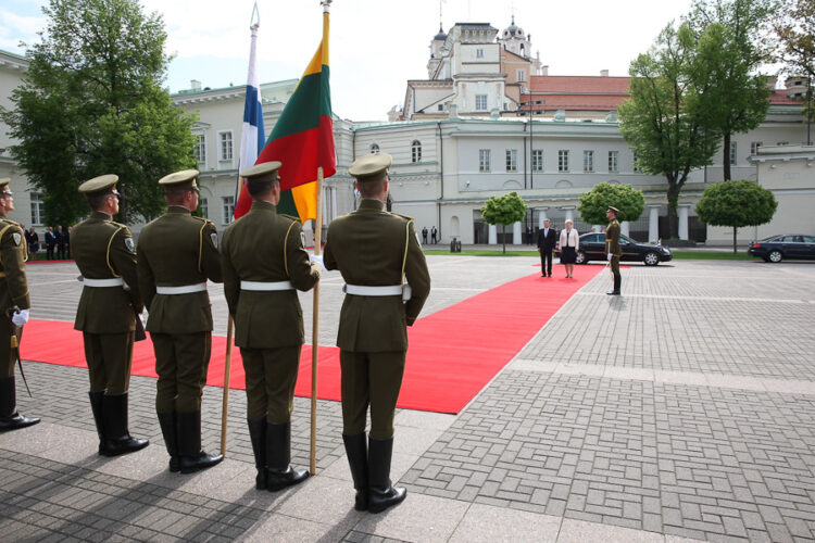  Valtiovierailun vastaanottoseremoniat presidentinlinnan edessä Vilnassa. Copyright © Tasavallan presidentin kanslia 