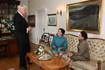  Presidentti Grímsson keskustelee puolisonsa Dorrit Moussaieffin ja rouva Jenni Haukion kanssa.            