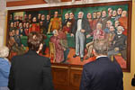  Presidentti Niinistö ja puhemies Ríkhardsdóttir ihailevat Althingissa olevaa maalausta.            