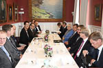  Parlamentissa presidentti Niinistö tapasi myös Islannin eri puoleiden edustajia.            