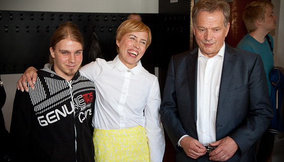 Huvudpersonen Toni, regissören Virpi Suutari och president Sauli Niinistö efter filmen. Copyright © Republikens presidents kansli