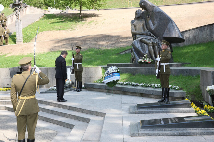 
            Presidentti Niinistö laski seppeleen Liettuan itsenäisyystaisteluissa kuolleiden muistomerkille. Copyright © Tasavallan presidentin kanslia 