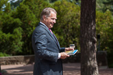 Presidentti Niinistö sai ministereiltä Pekka Tuurin luontokuvateoksen Vedenalainen Suomi. 