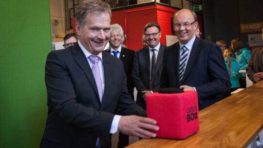  Presidentti Niinistö kokeilee Design Factorylla keskusteluissa yleisölle heitettävää pehmeää langatonta mikrofonia, Catch Boxia. Copyright © Tasavallan presidentin kanslia 