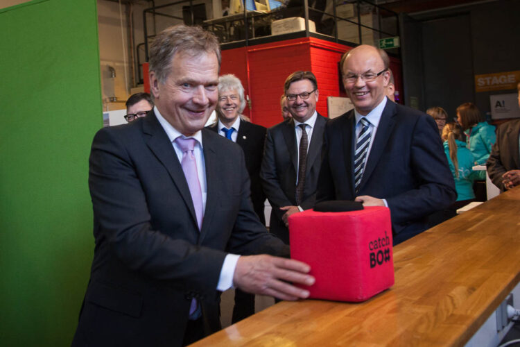  Presidentti Niinistö kokeilee Design Factorylla keskusteluissa yleisölle heitettävää pehmeää langatonta mikrofonia, Catch Boxia. Copyright © Tasavallan presidentin kanslia 