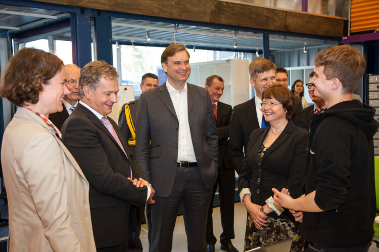  Presidentti Niinistö oli kiinnostunut, miten nuoria yrittäjiä valmennetaan Startup Saunassa oman yrityksensä kehittämisessä ja markkinoille viemisessä. Copyright © Tasavallan presidentin kanslia 