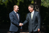 Presidentti Niinistö otti vastaan presidentti Putinin Kultarannan linnan yläpihalla.