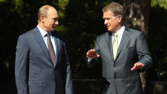 Presidentti Niinistö otti vastaan presidentti Putinin Kultarannan linnan yläpihalla.