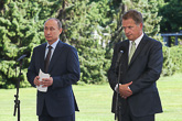 Presidentit pitivät lehdistötilaisuuden Kultarannan puistossa Paviljongin edustalla.