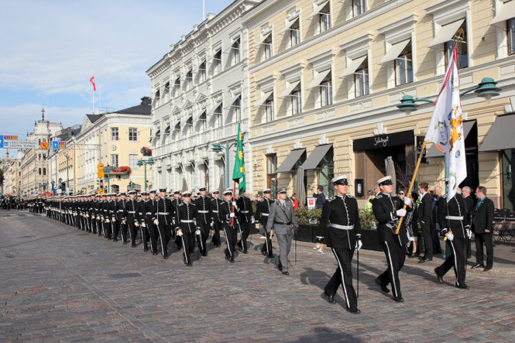 Befordring av de kadetter som utexaminerats. Copyright © Republikens presidents kansli